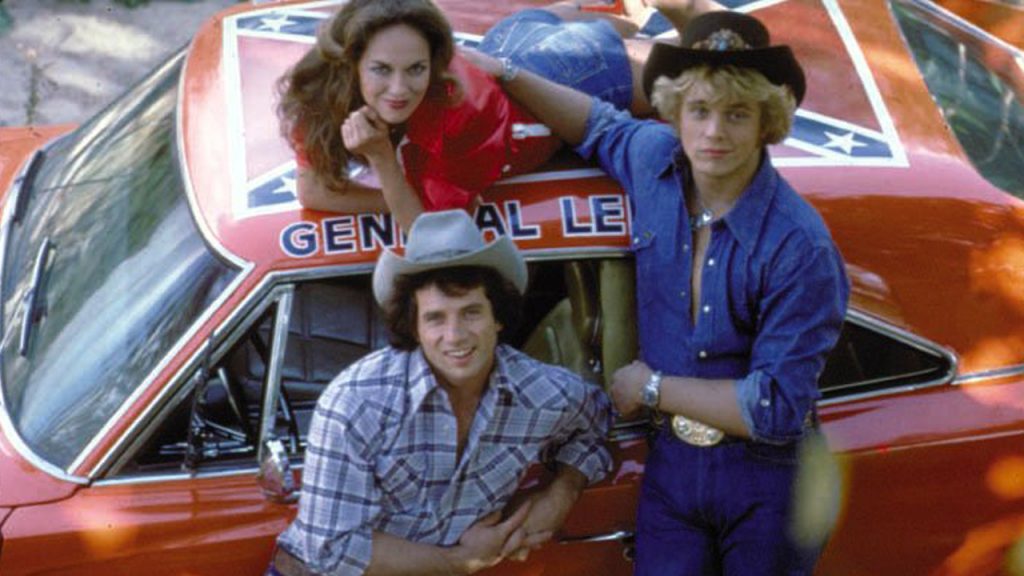 Serie TV Hazzard, Bo, Luke e Daisy con la loro Generale Lee, ovvero una Dodge Charger del 1969.