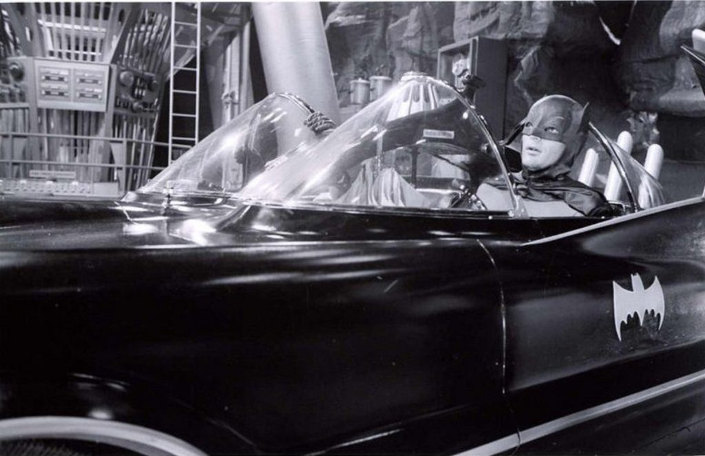 Serie TV Batman interpretato da Adam West, con la sua Batmobile, una Lincoln Futura del 1955.