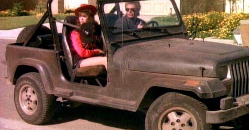 Serie TV MacGyver: il protagonista a bordo della sua Jeep Wrangler.