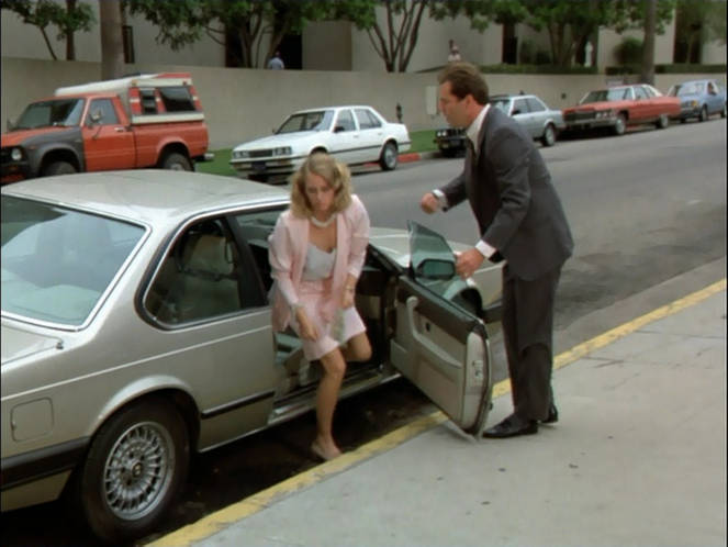 Serie TV Moonlighting: Bruce Willis, che interpreta l'investigatore privato David Addison e Cybill Shepherd, che veste invece i panni di Madelyn "Maddie" Hayes con la lora BMW 635 CSi.