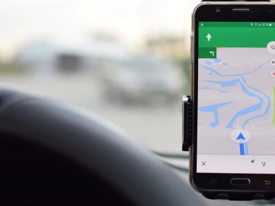 navigatore o smartphone in auto