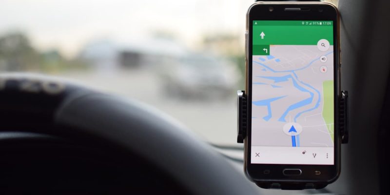 navigatore o smartphone in auto