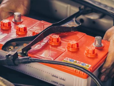 Cambiare la batteria dell’auto, istruzioni e consigli pratici