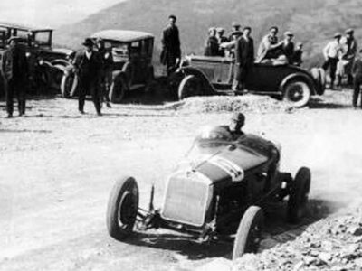 Tazio-Nuvolari-corre-sulla-pista