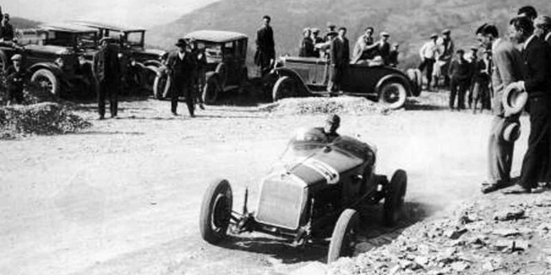 Tazio-Nuvolari-corre-sulla-pista