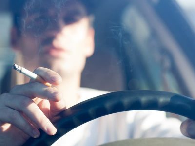Come togliere l'odore di fumo dall'auto