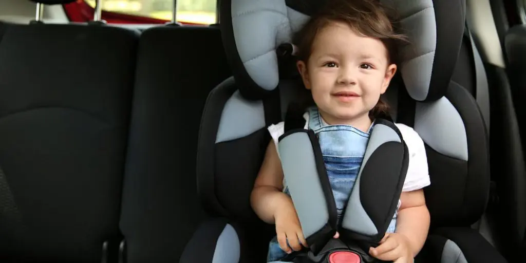 Dai seggiolini agli airbag: le regole per far viaggiare i bambini