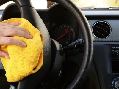 Come pulire il volante in pelle