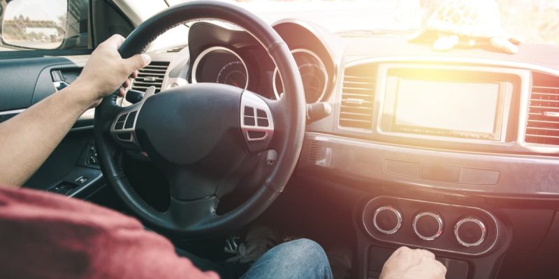 10 cose che non dovrebbero mandare in auto