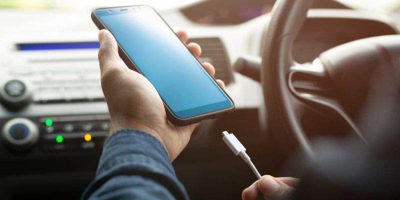 Ricaricare lo smartphone in auto rovina la batteria? - brumbrum BLOG