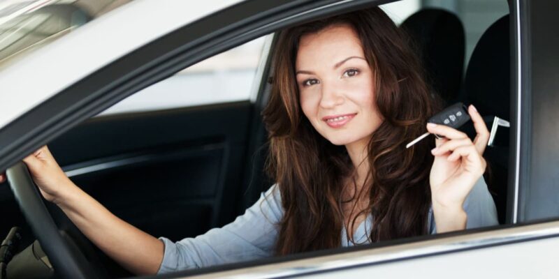 donne al volante più prudenti e meno incidenti
