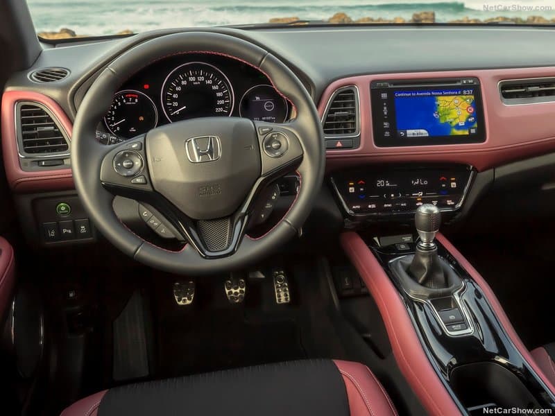 Gli interni della bellissima Honda HR-V, sportivi e raffinati.