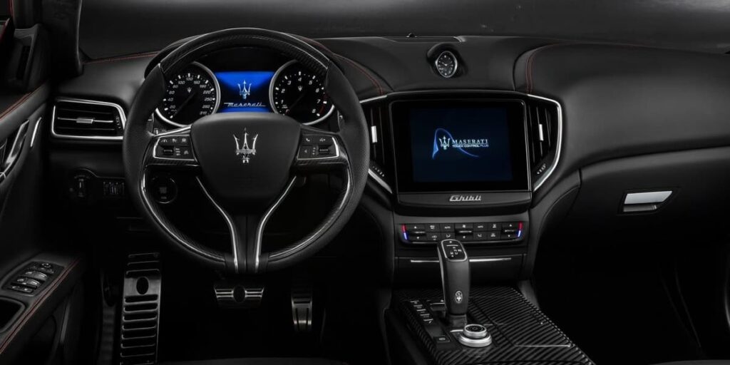 Interni eleganti e di lusso di Maserati Ghibli 