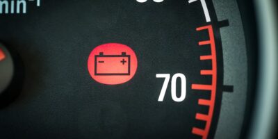 Spia batteria dell'auto accesa