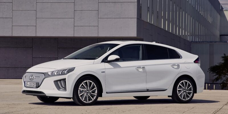 Hyundai Ioniq caratteristiche berlina ibrida