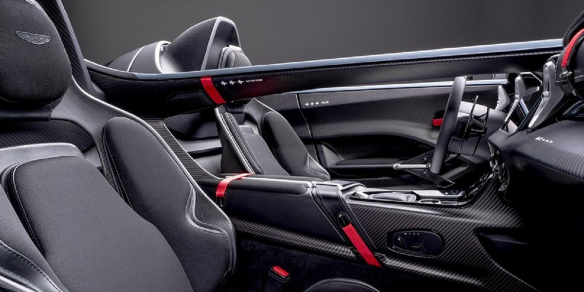 Aston Martin V12 Speedster interni e design