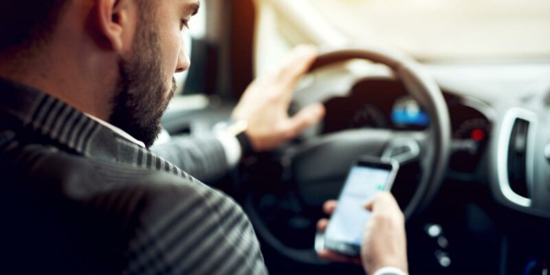 guida con smartphone super multa in arrivo
