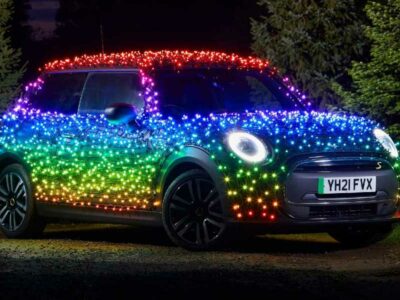 Mini Cooper SE illuminata per Natale