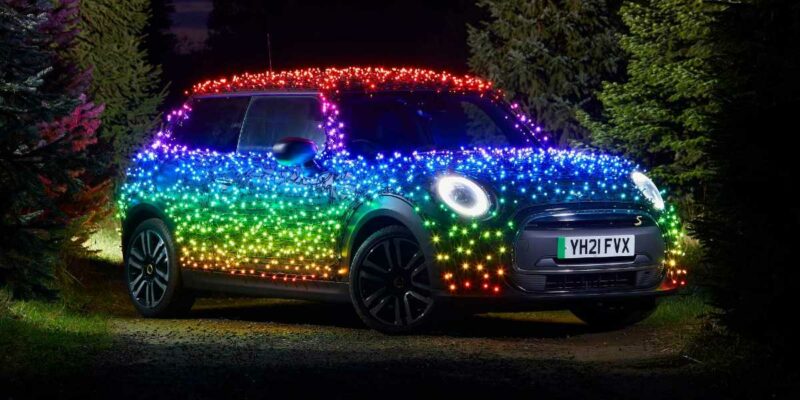 Mini Cooper SE illuminata per Natale