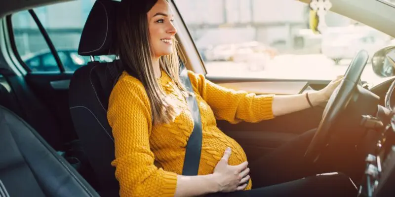 Donne incinte alla guida, cinture allacciate e distanza dal volante -  Attualità 