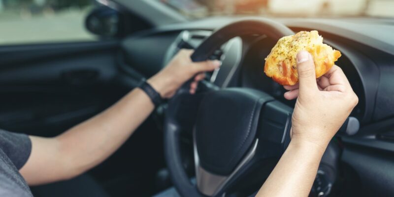 mangiare guida consentito codice della Strada