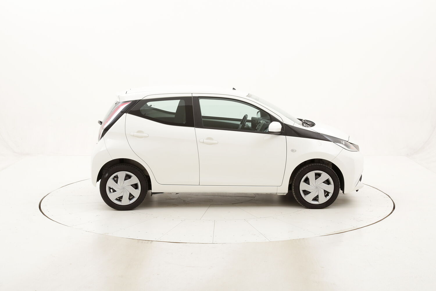 Toyota Aygo x-play TSS usata del 2017 con 55.244 km