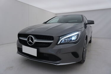 Visione frontale di Mercedes CLA