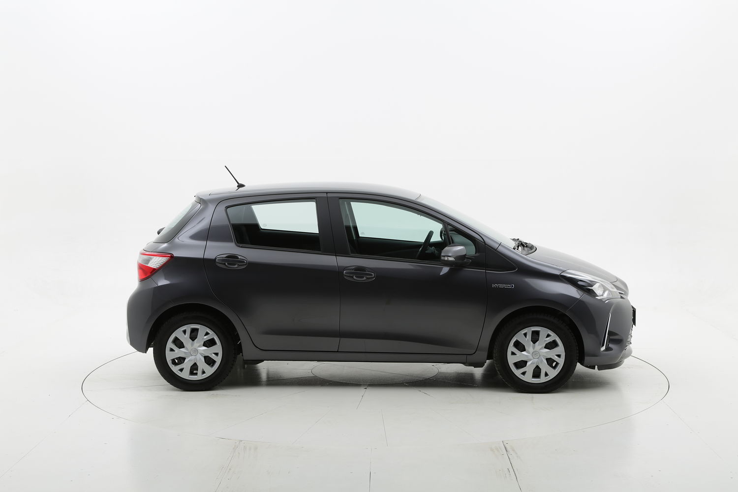 Toyota Yaris hybrid Business km 0 ibrido benzina grigia | brumbrum