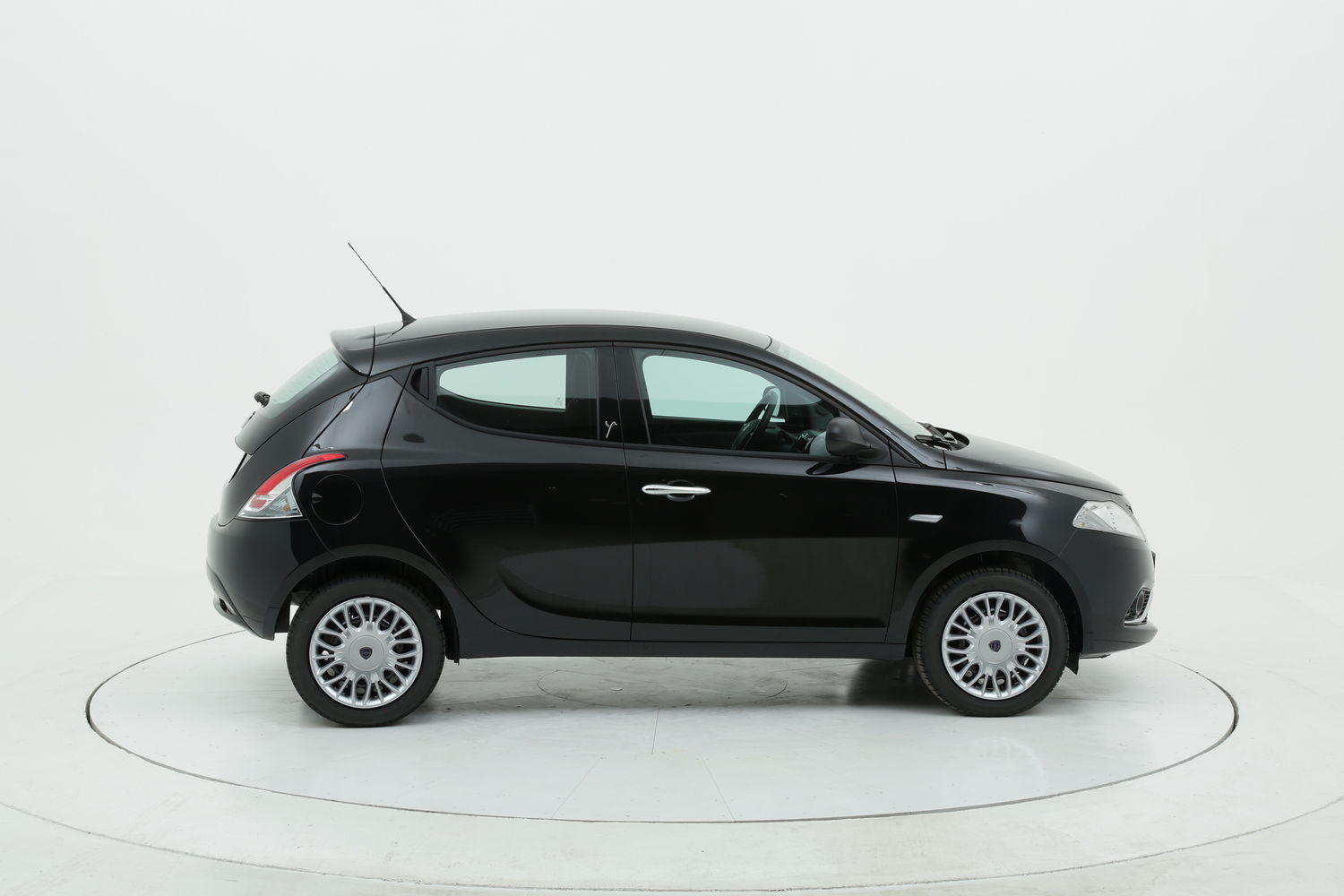 Lancia Ypsilon benzina nera a noleggio a lungo termine