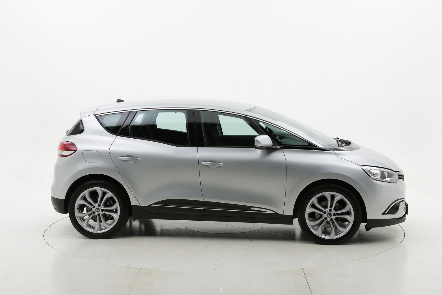 Renault Scenic diesel argento a noleggio a lungo termine