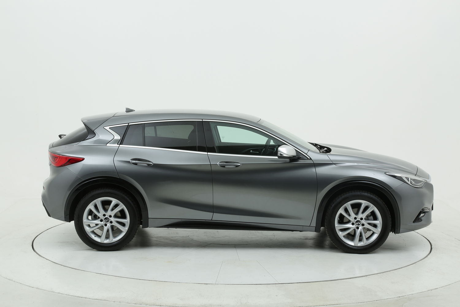 Infiniti Q30 diesel antracite a noleggio a lungo termine