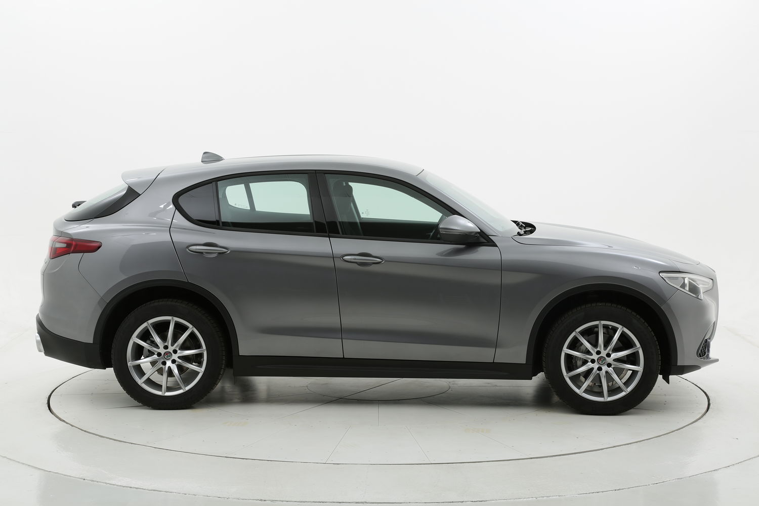 Alfa Romeo Stelvio AT8 a noleggio lungo termine
