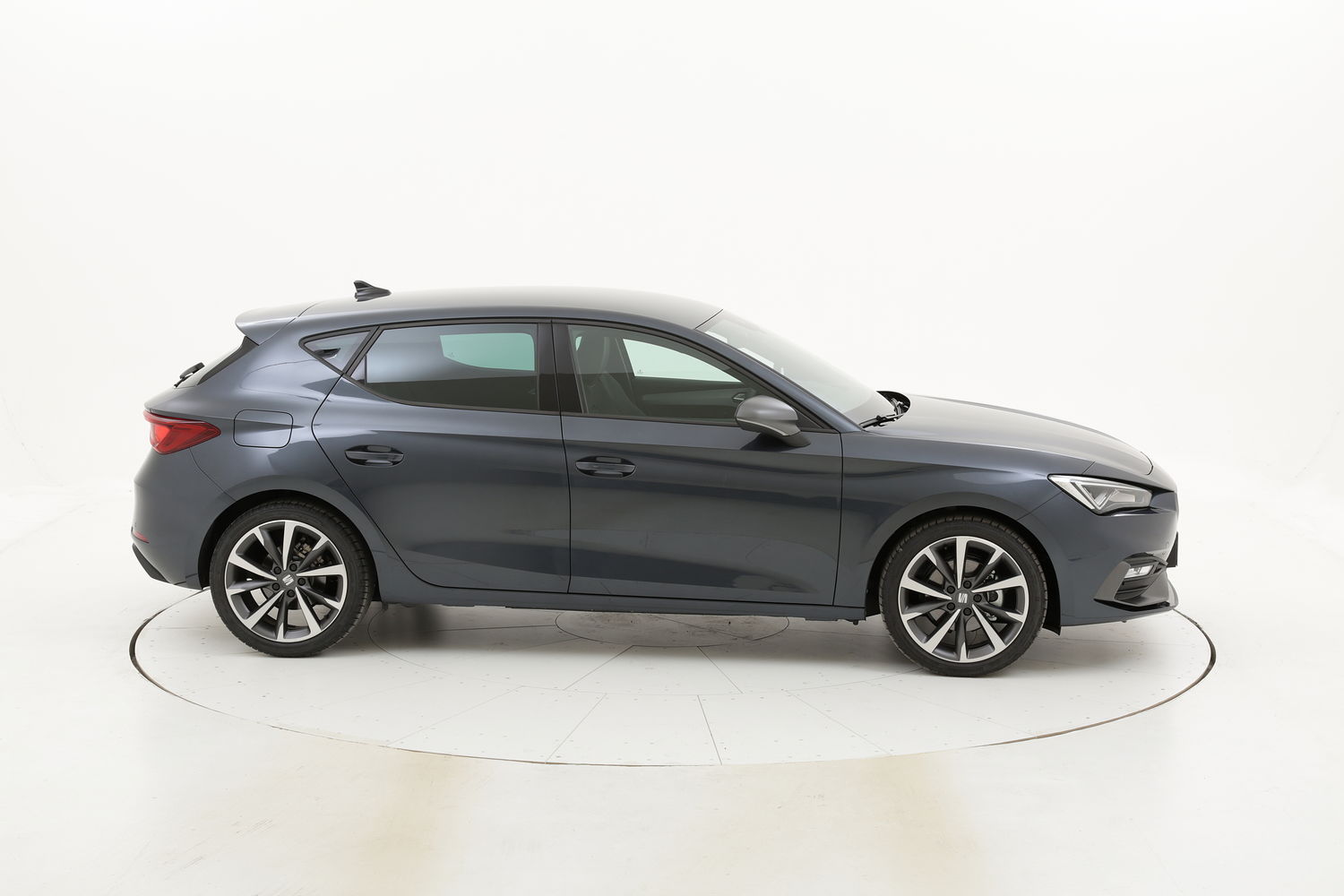 Seat Leon diesel grigia a noleggio a lungo termine