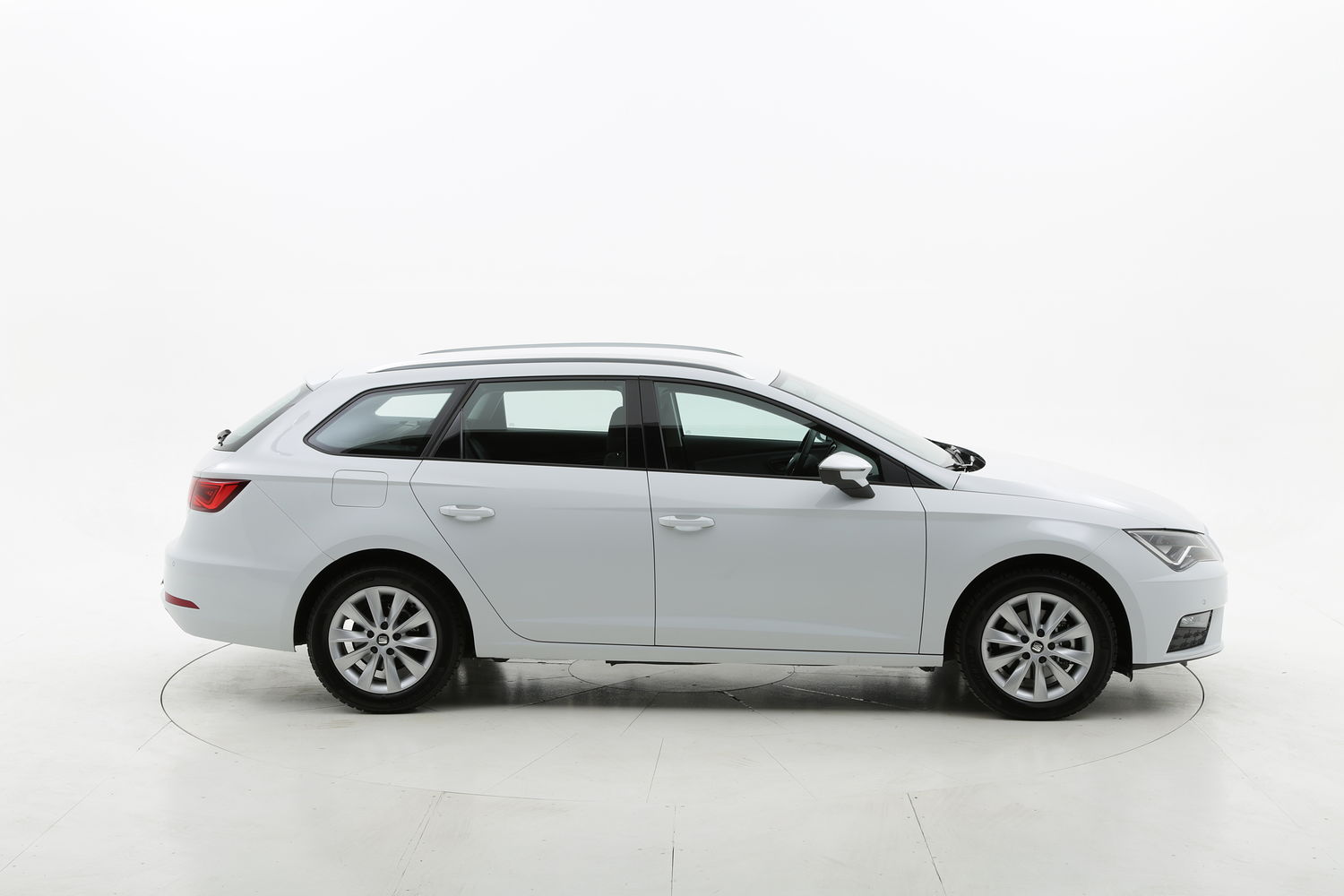 Seat Leon metano bianca a noleggio a lungo termine