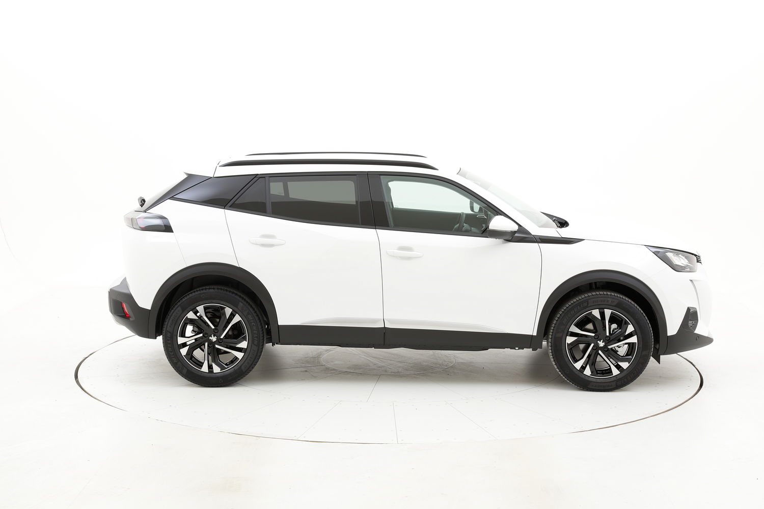 Peugeot 2008 elettrico bianca a noleggio a lungo termine