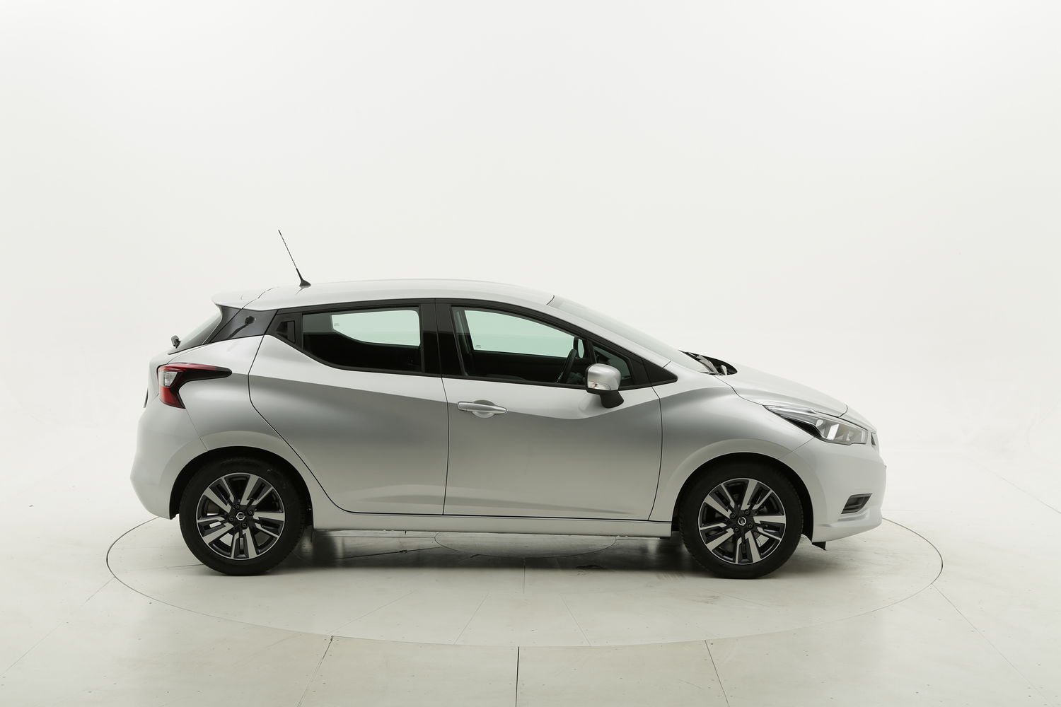 Nissan Micra benzina argento a noleggio a lungo termine
