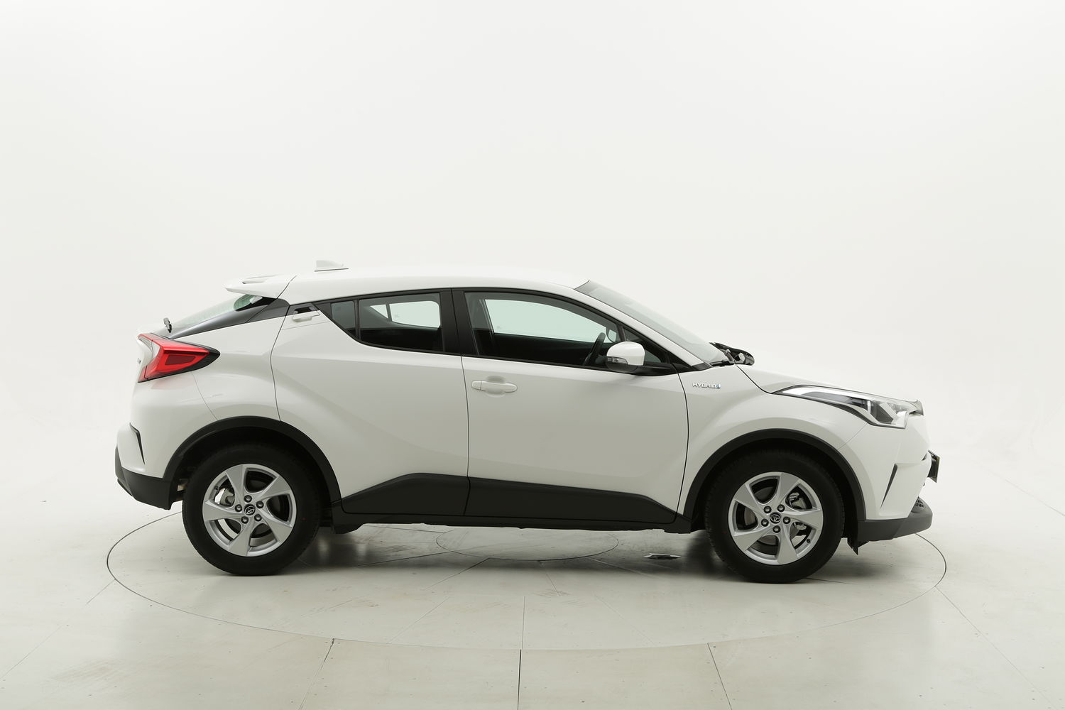 Toyota C-HR ibrido benzina bianca a noleggio a lungo termine