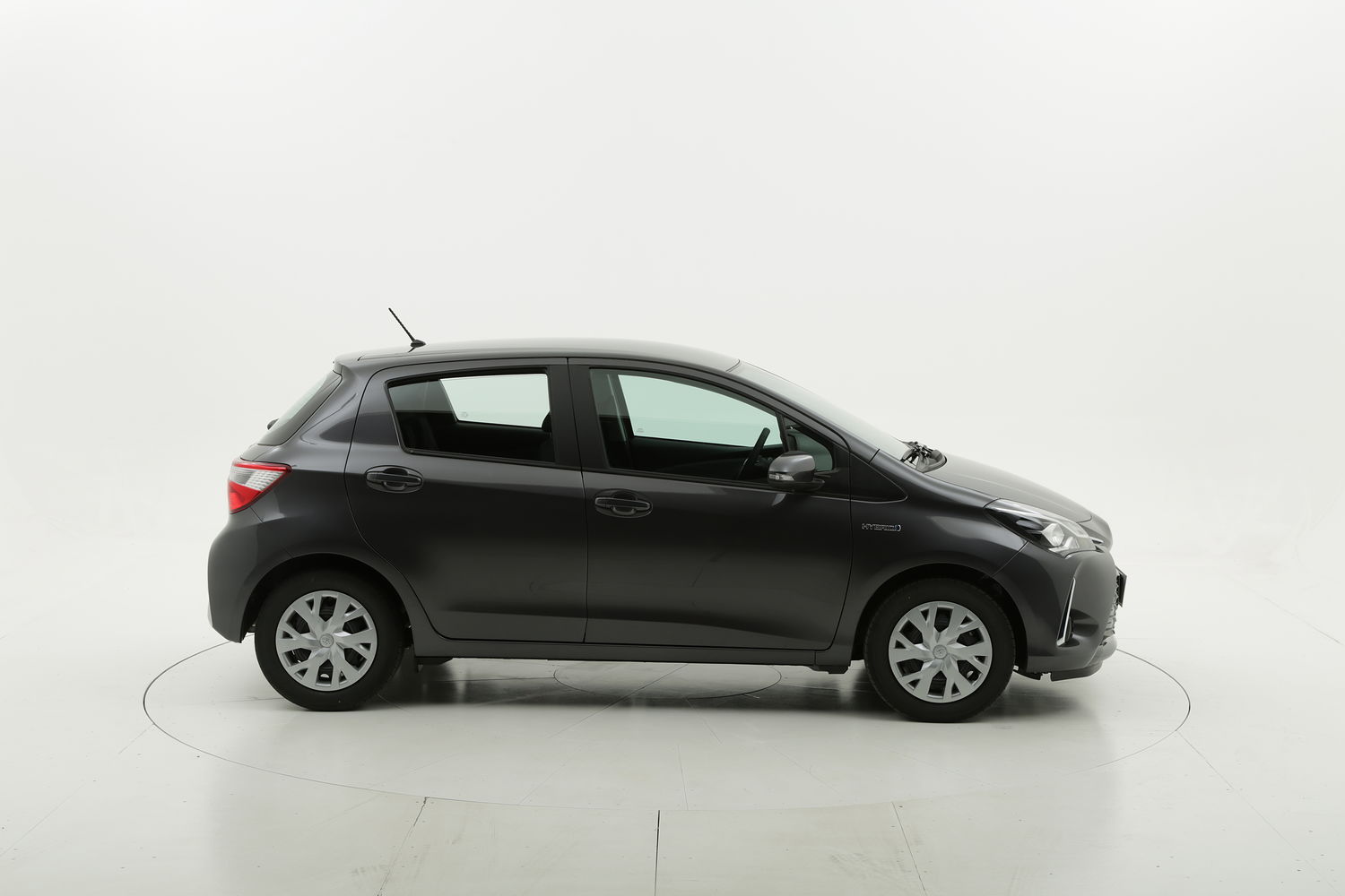 Toyota Yaris ibrido benzina antracite a noleggio a lungo termine