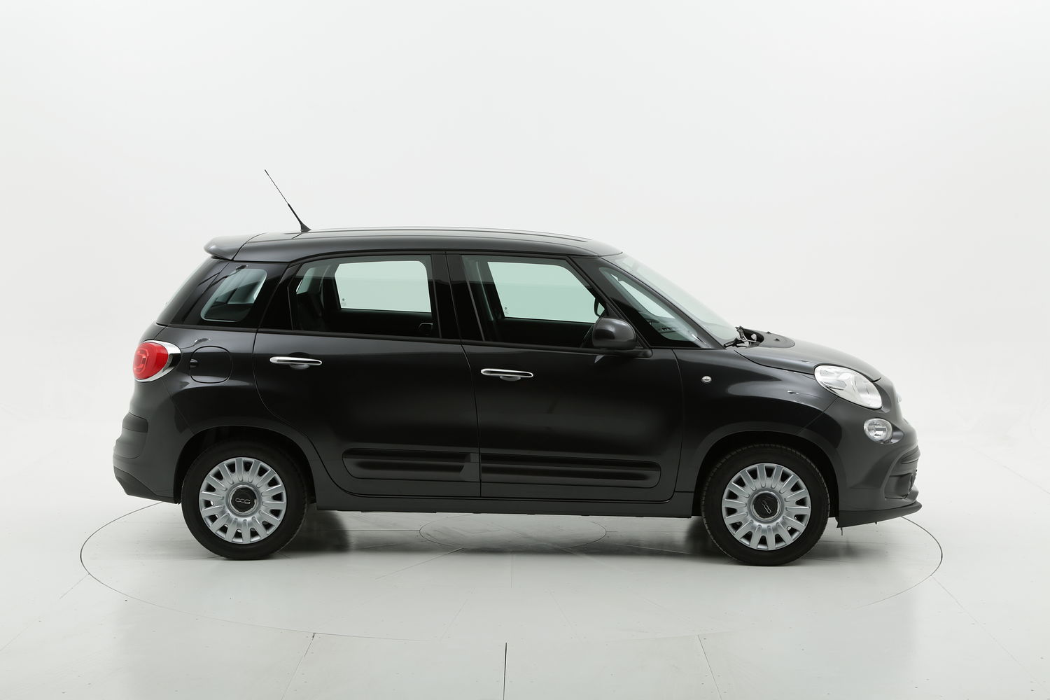 Fiat 500L benzina nera a noleggio a lungo termine