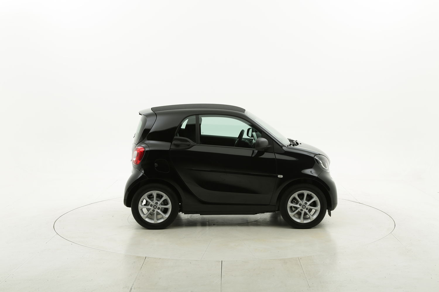 Smart Fortwo elettrico nera a noleggio a lungo termine
