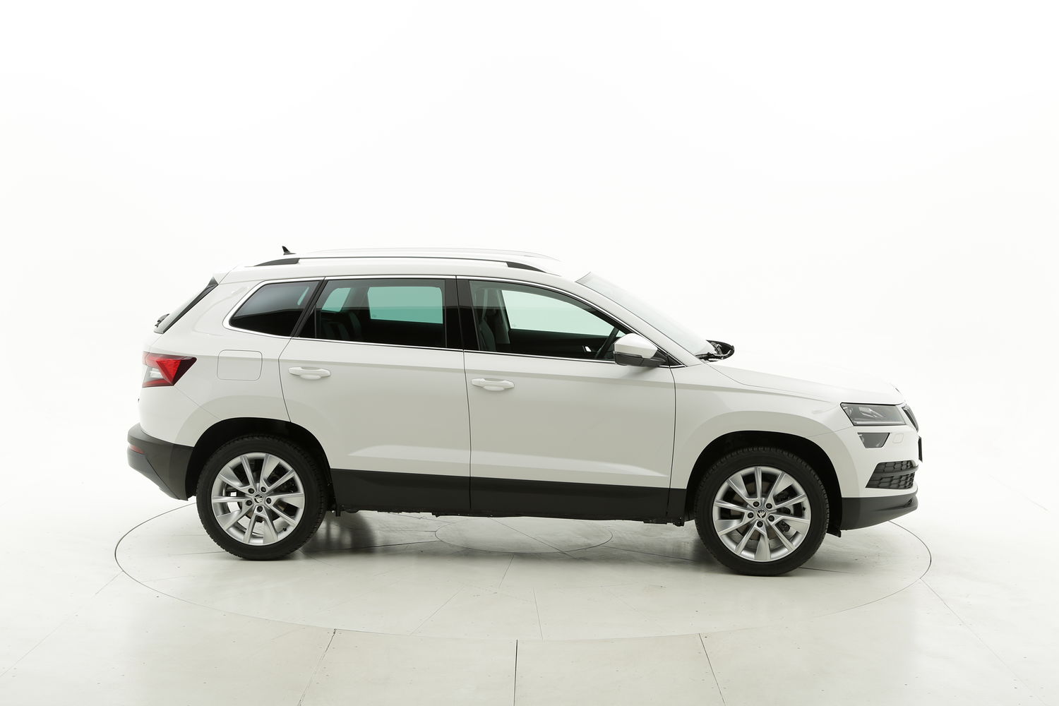 Skoda Karoq diesel bianca a noleggio a lungo termine