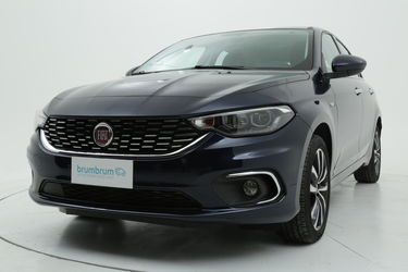Fiat Tipo Da un'altra prospettiva Fiat Tipo Da un'altra prospettiva