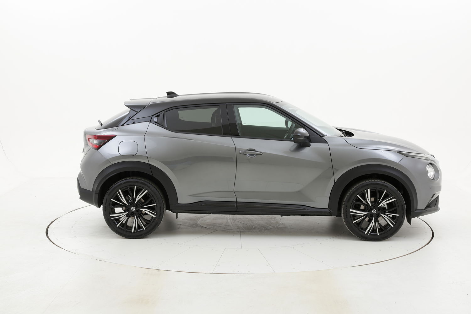 Nissan Juke benzina antracite a noleggio a lungo termine