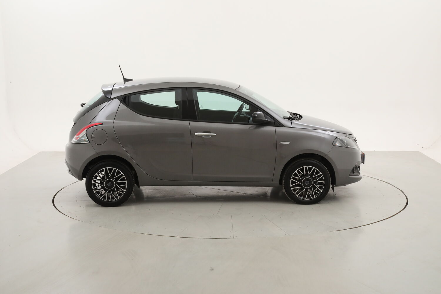 Lancia Ypsilon Hybrid Platino usata del 2024 con 15.537 km
