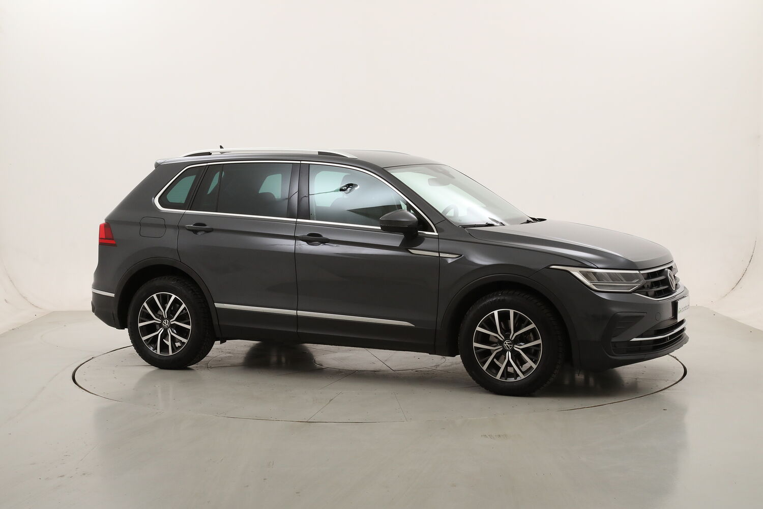Volkswagen Tiguan Life DSG usata del 2022 con 86.394 km