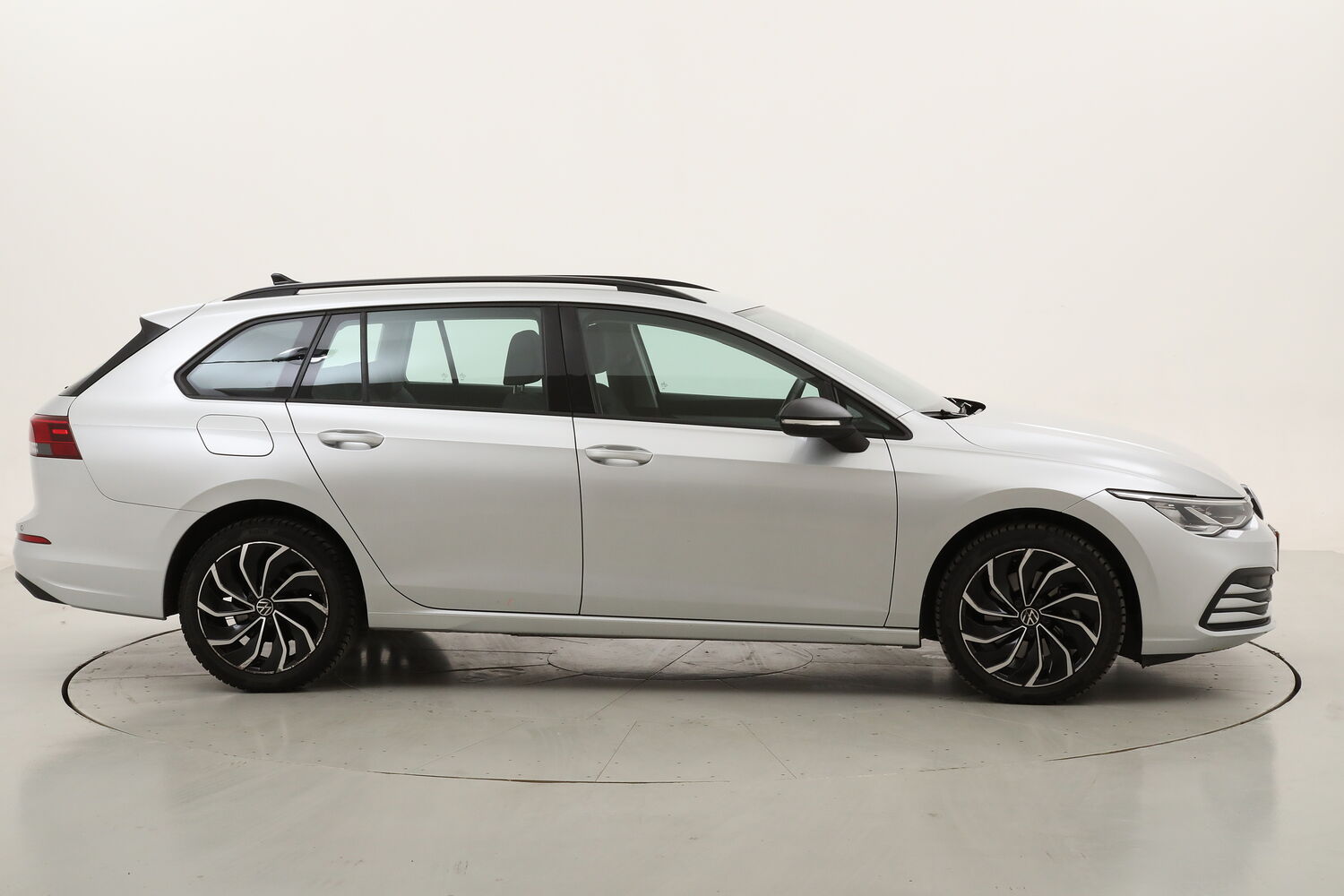 Volkswagen Golf Variant Life DSG usata del 2023 con 100.875 km