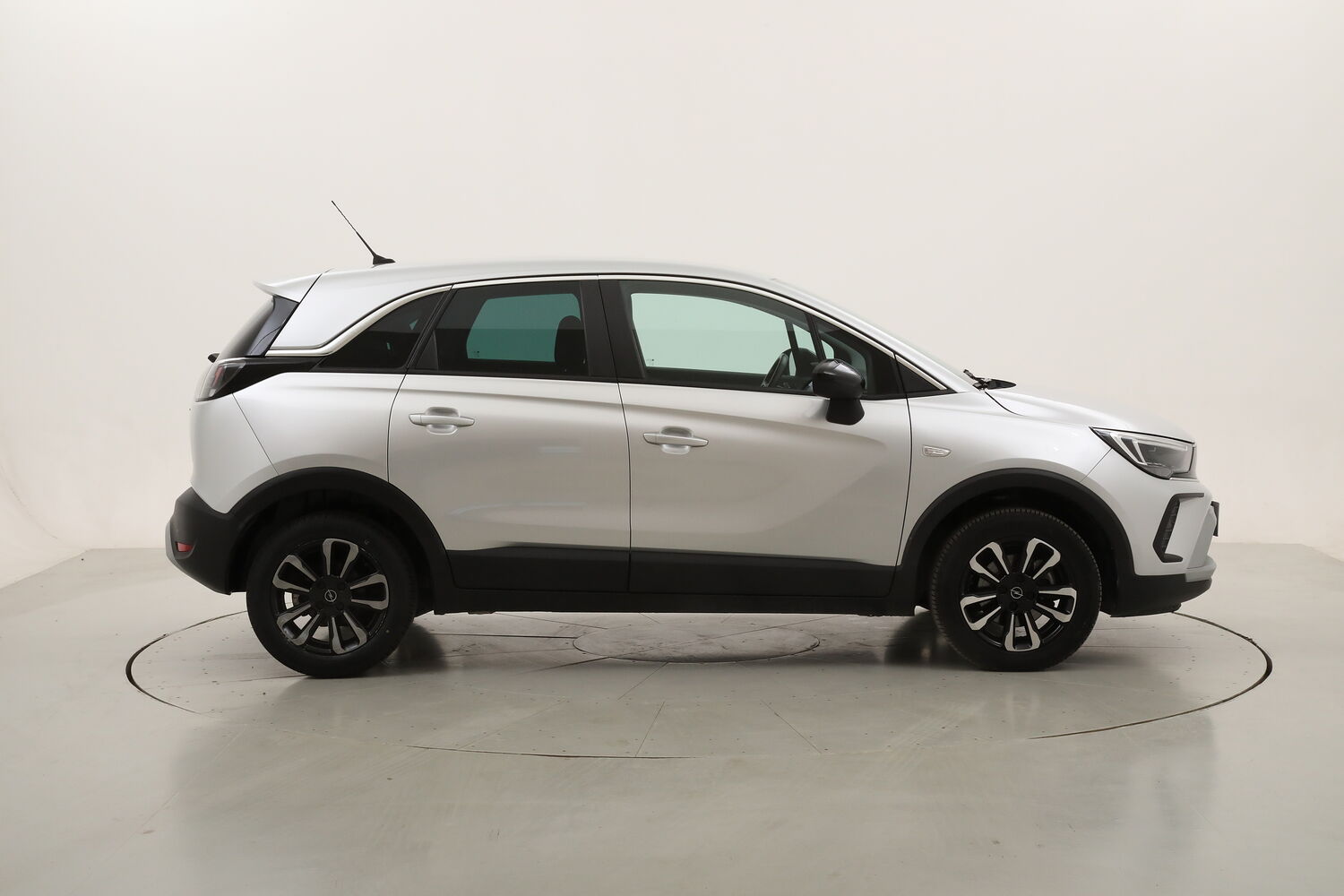 Opel Crossland Elegance Business + Rearview Camera Pack usata del 2023 con 42.351 km