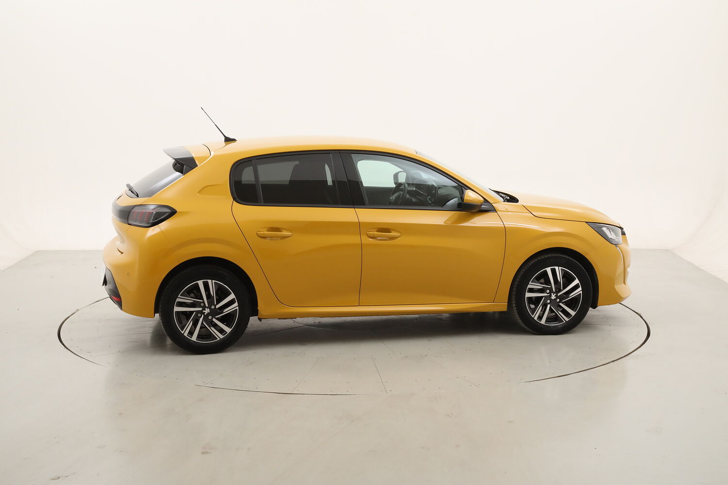 Peugeot 208 Allure Pack usata del 2021 con 79.044 km
