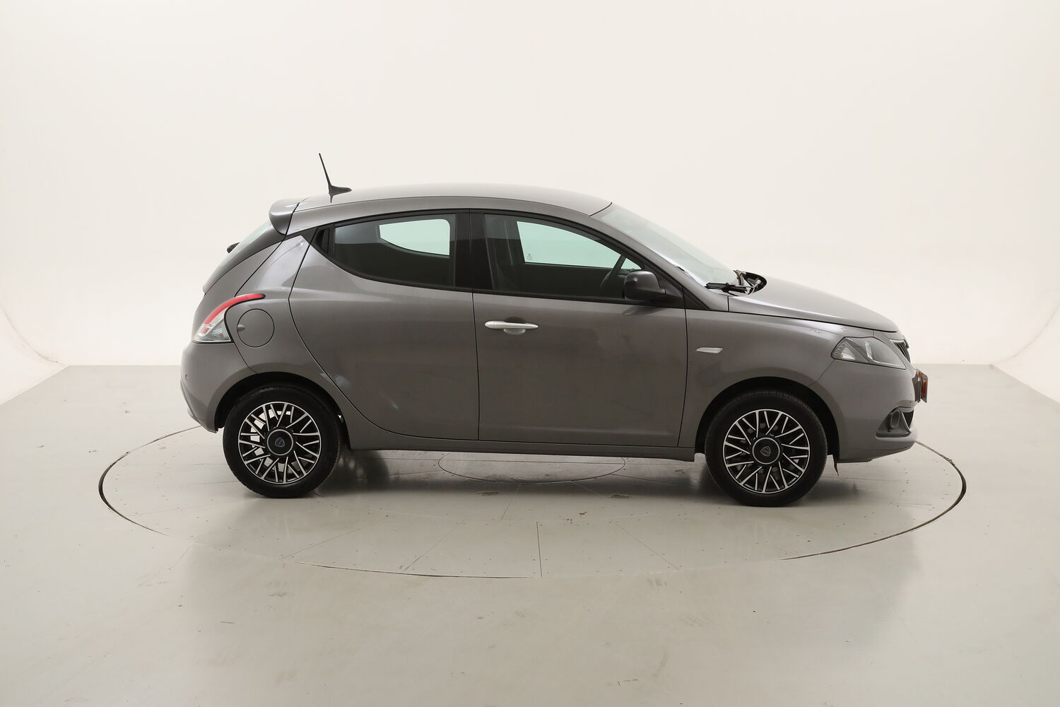 Lancia Ypsilon Hybrid Platino usata del 2024 con 18.784 km