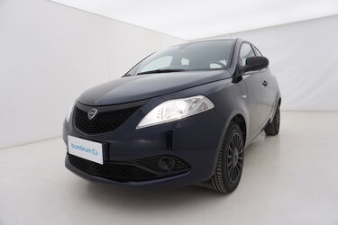 Visione frontale di Lancia Ypsilon